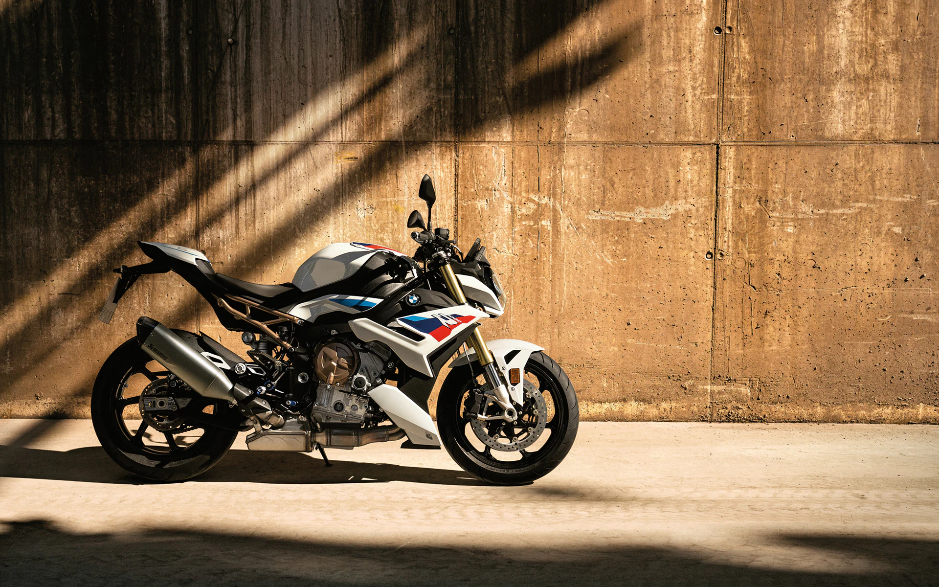 Static image of the 2022 BMW S1000R